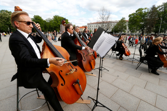 Sejumlah musisi tampil sebagai bentuk terima kasih terhadap penanganan virus corona yang cepat di Vilnius, Lituania. Foto: REUTERS / Ints Kalnins