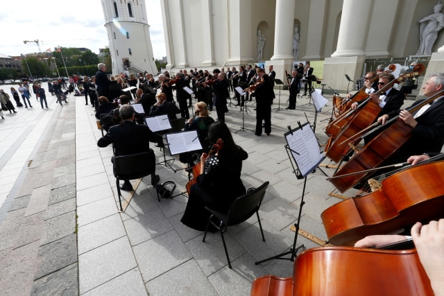 Sejumlah musisi tampil sebagai bentuk terima kasih terhadap penanganan virus corona yang cepat di Vilnius, Lituania. Foto: REUTERS / Ints Kalnins