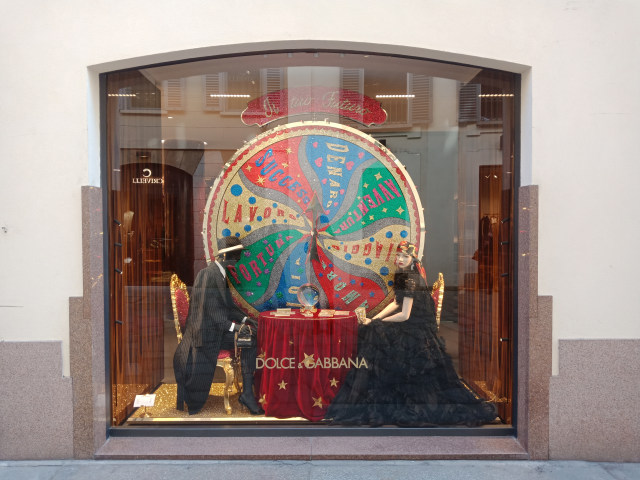 Merk Fashion Terkenal dari Milan (75278)