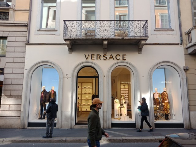 Merk Fashion Terkenal dari Milan (75276)