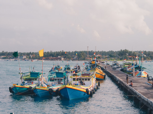 Kapal-kapal tengah bersandar di pelabuhan tradisional Masalembu Foto: Shutterstock