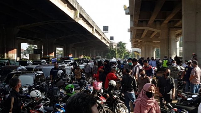 Pemohon perpanjangan Surat Izin Mengemudi (SIM) mengantre di Kantor Satuan Lalu Lintas Polrestro Jakarta Timur, Selasa (2/6). Foto: Antara/Andi Firdaus