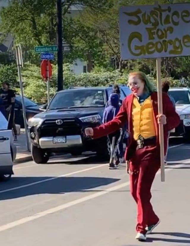 Cosplayer Joker ikut demo kematian George Floyd. Foto: Twitter @goIdencanyonn