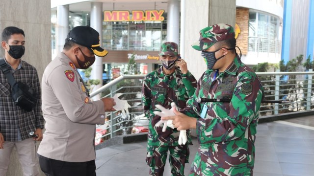 TNI dan Polri berjaga di pusat perbelanjaan, di Kota Tasikmalaya, Jawa Barat, saat penerapan new normal Selasa (2/6). Foto: Dok. Istimewa