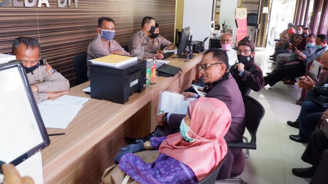 Guru Besar Hukum Tata Negara Universitas Islam Indonesia (UII) Yogyakarta, Prof Ni'matul Huda, melapor ke polisi atas ancaman pembunuhan yang diterimanya. Foto: Arfiansyah Panji Purnandaru/kumparan