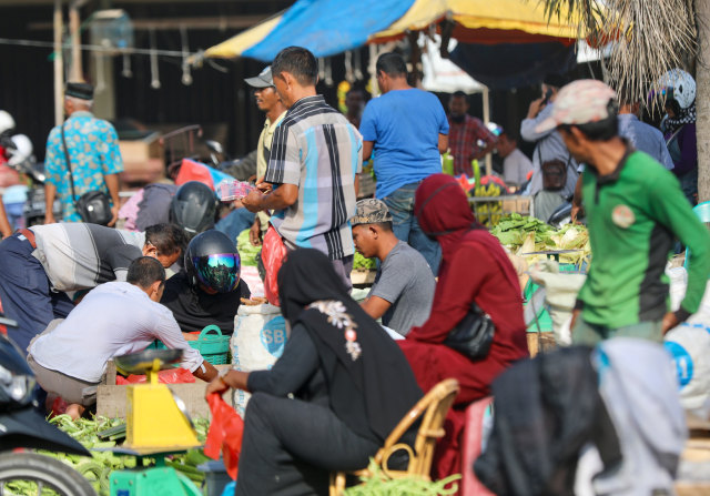 Aktivitas warga di pasar Lambaro, Aceh Besar tetap ramai di tengah wabah corona. Foto: Suparta/acehkini