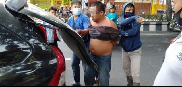 Tersangka K saat ditangkap polisi di Deli Serdang