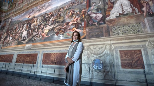 Direktur Museum Vatikan Barbara Jatta berpose di Sala di Costantino, ketika museum dibuka kembali, Roma, Senin (1/6). Foto: AP Photo/Alessandra Tarantino