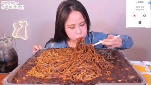 Wanita yang sedang mukbang. Screenshot: Instagram.com/mukbangkorean.show