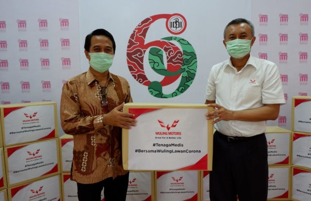 com-Bantuan diserahkan secara simbolis oleh Bambang-Sumitro (Human Resources Director Wuling Motors) kepada Ketua Umum PB IDI, Dr. Daeng M Faqih, S.H., MH. Foto: Dok. Wuling Motors