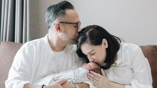 Bayi Mona Ratuliu Hanya Mau Tidur di Gendongan, Benarkah karena Bau Tangan? (121306)