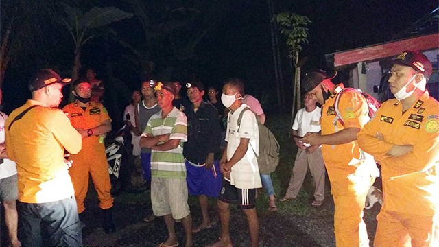 Pihak Basarnas dan Warga berkoordinasi untuk melakukan pencarian dua orang warga asal Sangihe yang tersesat di Gunung Awu (foto: istimewa)