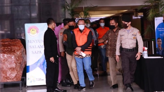 Eks Sekretaris Mahkamah Agung (MA), Nurhadi (tengah) digiring menuju Rutan KPK, Jakarta, Selasa (2/6). Foto: Dok. Humas KPK