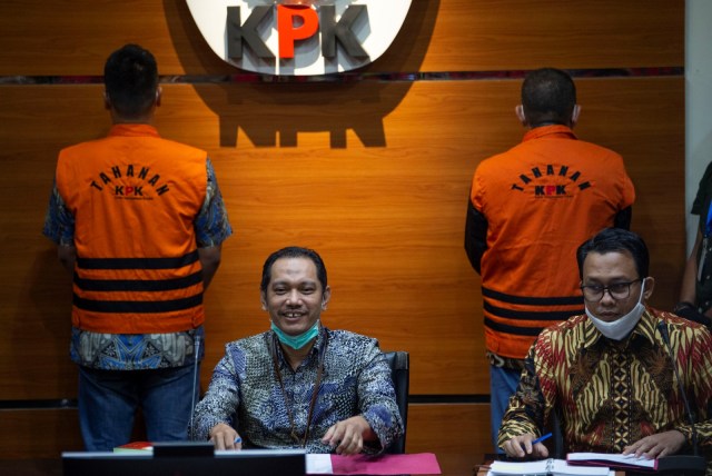 Eks Sekretaris MA, Nurhadi, dan menantunya, Rezky Herbiyono (keduanya memakai rompi oranye) saat konferensi pers di Gedung KPK, Jakarta, Selasa (2/6). Foto: ANTARA FOTO/Aditya Pradana Putra