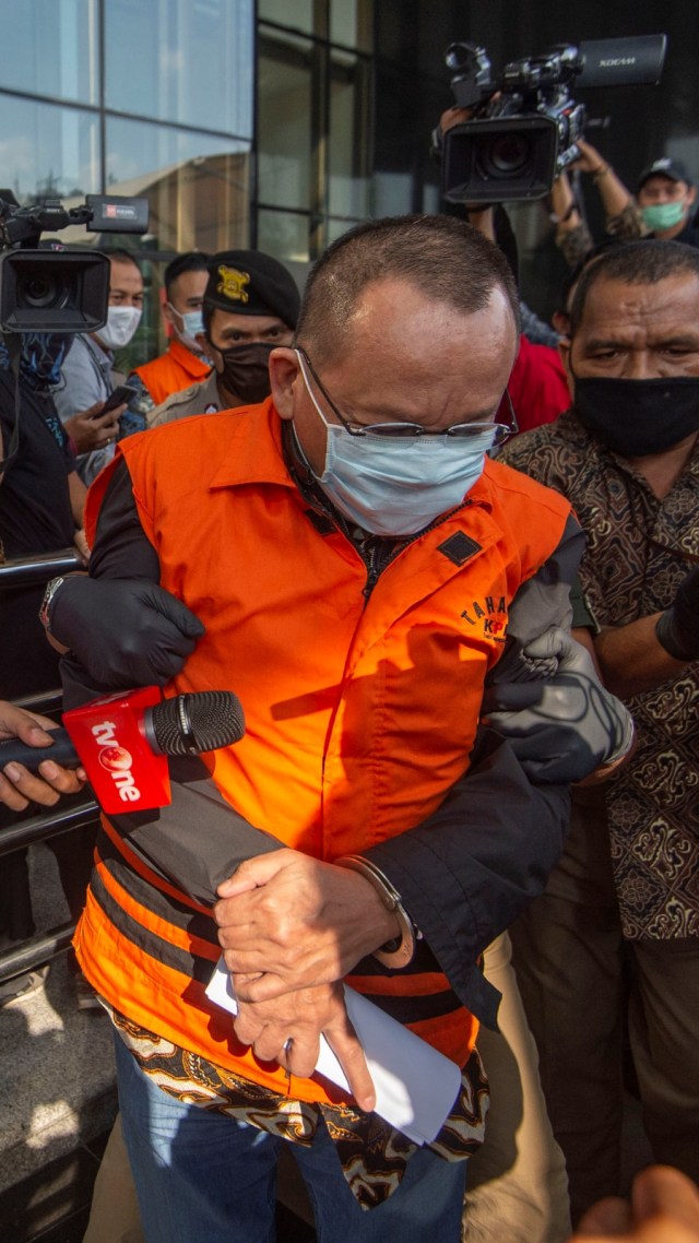 Tersangka kasus dugaan suap gratifikasi senilai Rp46 miliar, Nurhadi menghindari wartawan usai menjalani pemeriksaan di Gedung KPK, Jakarta, Selasa (2/6). Foto: ANTARA FOTO/Aditya Pradana Putra