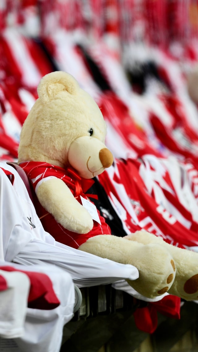 Boneka beruang teddy telihat di tribun penonton saat pertandingan FC Koeln melawan RB Leipzig di RheinEnergie Stadion, Selasa (2/6). Foto: Ina Fassbender/Pool via REUTERS