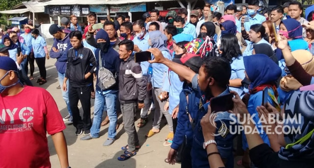 Ratusan buruh pabrik garmen PT HJ Busana Indah Desa Kutajaya, Kecamatan Cicurug, Kabupaten Sukabumi melakukan aksi unjuk rasa di depan pabrik, Selasa (2/6/2020). | Sumber Foto:Syahrul Himawan