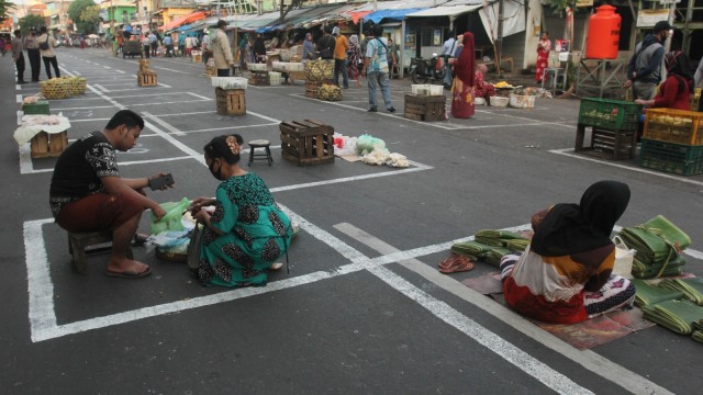 Pedagang menjual dagangannya di depan Pasar Pegirian, Surabaya, Jawa Timur, Minggu (31/5). Foto: ANTARA FOTO/Didik Suhartono