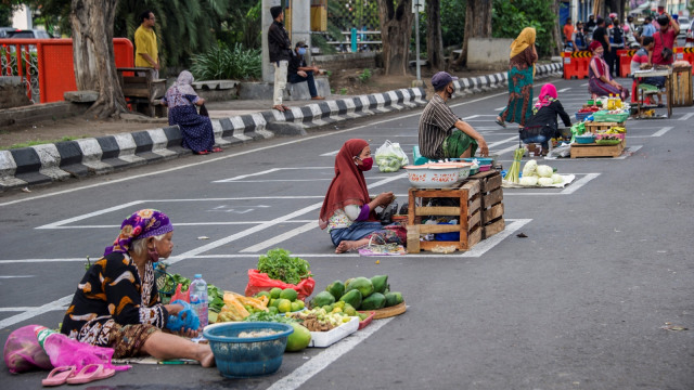 Pedagang menjual dagangannya di depan Pasar Pegirian, Surabaya, Jawa Timur, Selasa (2/6). Foto: ANTARA FOTO/Didik Suhartono