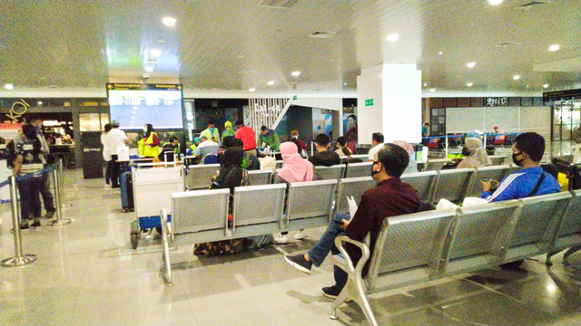 Suasana Bandara Internasional Jendral Ahmad Yani Semarang.  Foto:  Afiati Tsalitsati/Kumparan