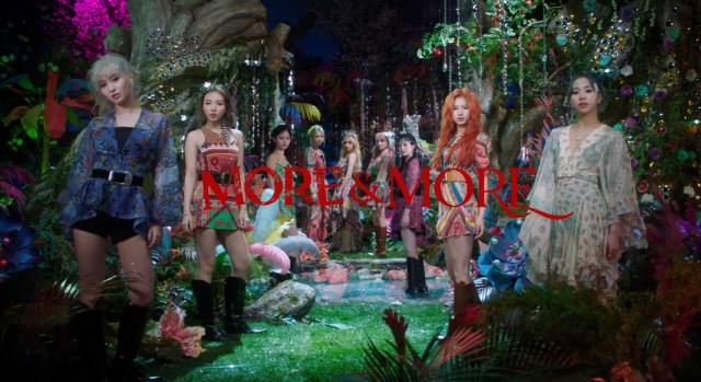 TWICE dalam video 'More & More'. Foto: JYP Entertainment