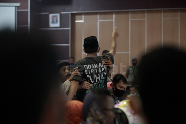 Massa aksi berdebat dengan perwakilan Pemkab dalam hearing. Foto: Gustam Jambu/cermat