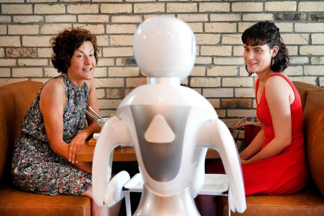 New Normal, Restoran di Belanda Gunakan Robot untuk Layani Pelanggan (9965)