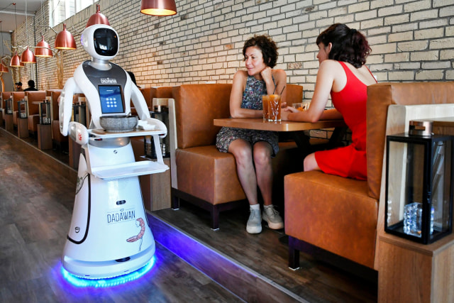 Robot-Restoran-Belanda-Corona