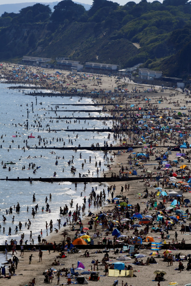 Warga beraktivitas di pantai di Bournemouth, Inggris, Selasa (2/6). Foto: REUTERS/Toby Melville