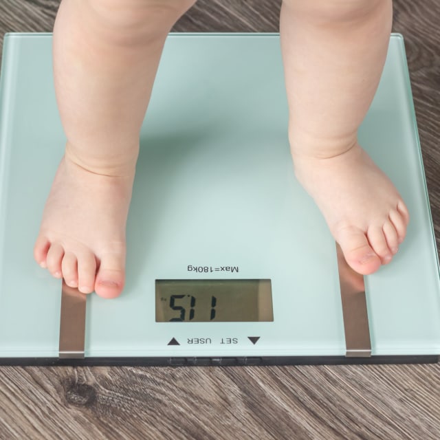 Ilustrasi anak ditimbang berat badannya setiap kali ke dokter. Foto: Shutterstock