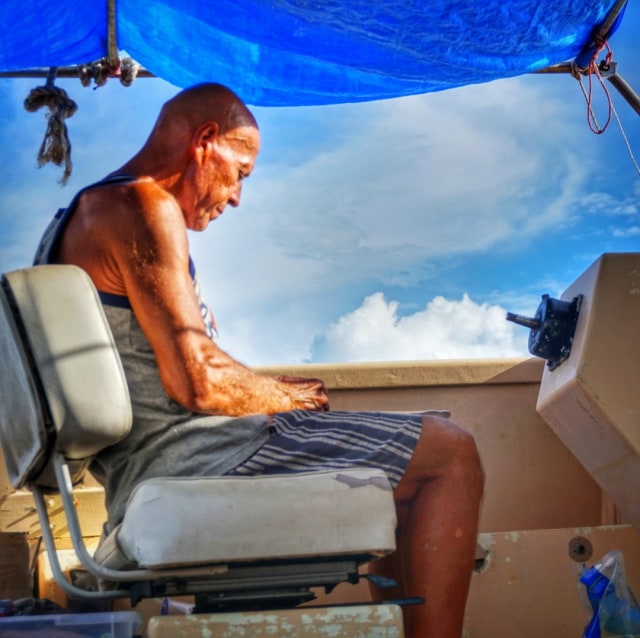 Tadeusz Nowicki, sedang duduk di atas kapal miliknya. Terlihat roda kemudi kapal yang hilang dicuri perompak, Minggu (31/05) | Foto: Syahwa Roza Hariqo/Lampung Geh