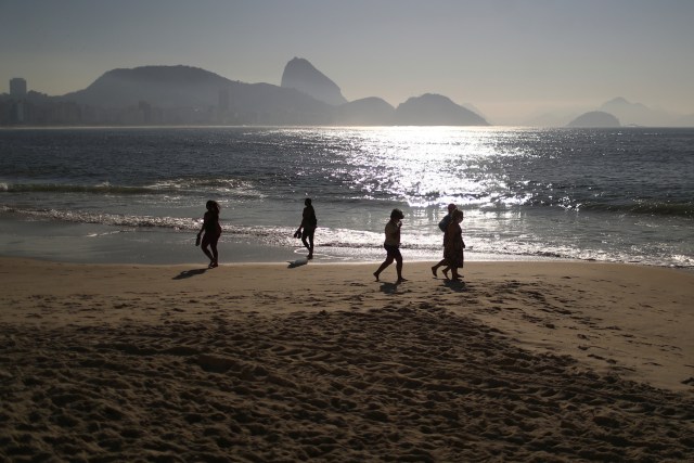 Pantai Copacabana sepi akibat pandemi COVID-19 Foto: REUTERS/Pilares Olivilares