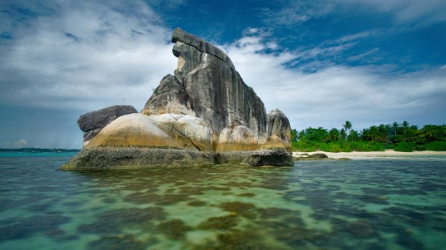 Pulau Burung di Belitung yang terkenal karena bebatuannya yang tinggi dan menjulang  Foto: Shutterstock