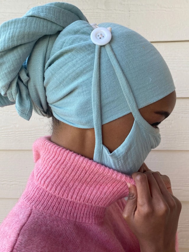 Model Muslim Halima Aden Rilis Masker Khusus untuk Tenaga Medis Berhijab di AS (178304)