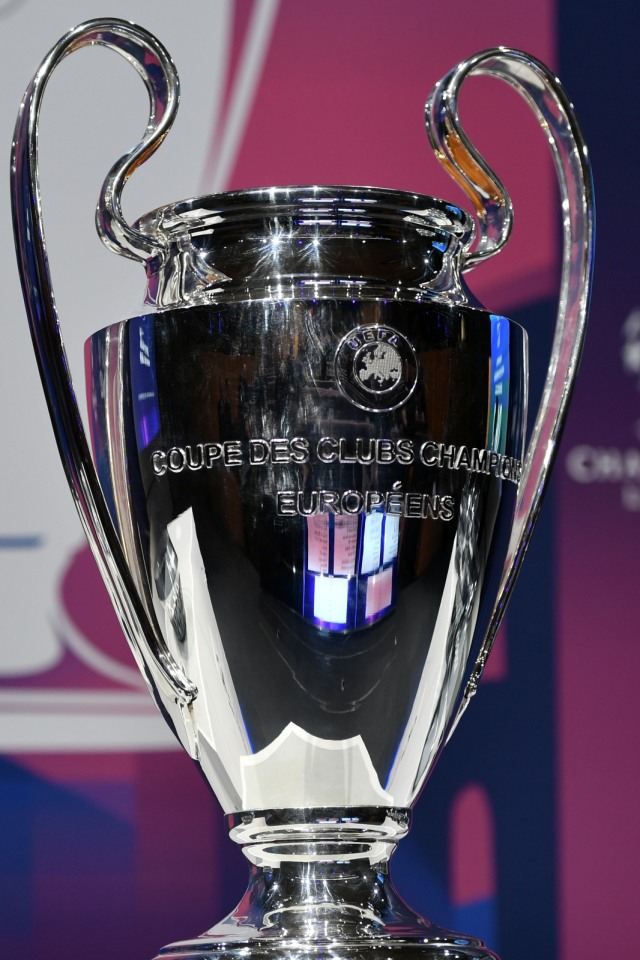 Trofi Liga Champions dipamerkan pada undian babak 16 besar musim 2019/20. Foto: AFP/Fabrice Coffrini