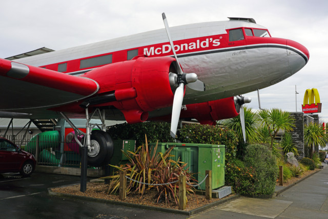 Ilustrasi McDonald's dengan bagunan pesawat di Selandia Baru Foto: dok.Shutterstock