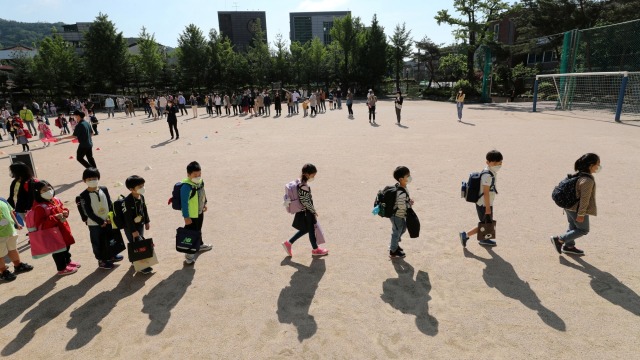 Siswa mengantre di sebuah sekolah dasar di Daejeon, Korea Selatan. Foto: Reuters