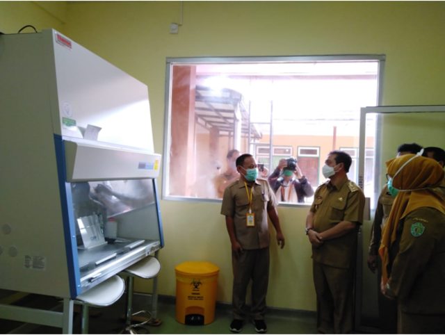 Wakil Gubernur Kaltim, Hadi Mulyadi melihat alat PCR Labkesda yang siap beroperasi menangani kasus COVID-19 di Kaltim. | Foto: Humas Pemprov Kaltim.