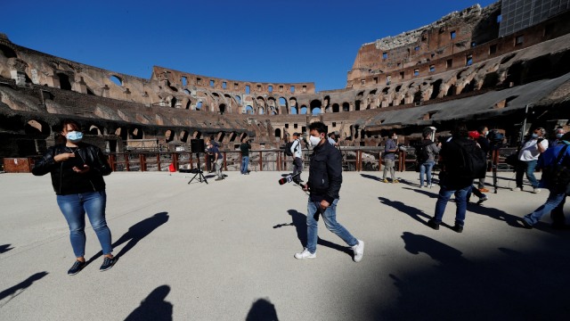 Ukir Nama di Colosseum, Turis Ini Terancam Bui dan Denda Puluhan Juta (1344)