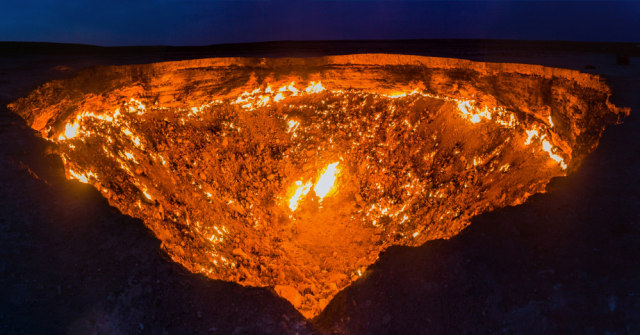 Darvaza Gas Crater atau Gerbang Neraka di Turkmenistan Foto: Shutter Stock