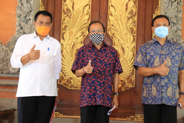 Gubernur Bali Wayan Koster (tengah) saat mengumumkan rencana ASN kembali masuk kerja - ACH