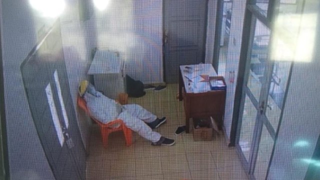 SEORANG perawat di Rumah Sakit Umum Daerah (RSUD) Taluk Kuantan, Kuantan Singingi (Kuansing), terduduk di kursi plastik lengkap dengan pakaian Alat Pelindung Diri (APD). 