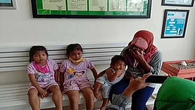 RICA Marya Boru Simatupang bersama tiga anaknya saat di Pengadilan Negeri Pasir Pengaraian, Riau, Selasa (2/6/2020). Ia mencuri sawit milik PTPN V senilai Rp 76.500, Mei 2020 silam. 