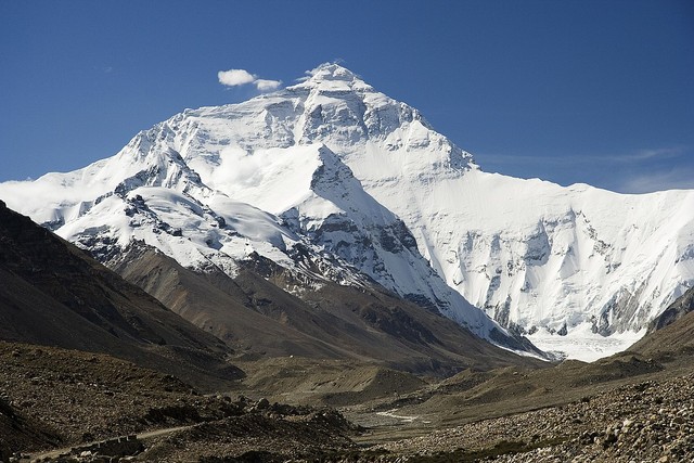 Wajah utara Gunung Everest terlihat dari jalur menuju base camp. Dok: Wikimedia