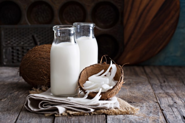 Ilustrasi susu kelapa Foto: Shutter Stock
