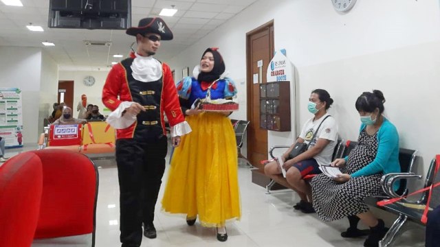 Tenaga medis mengenakan kostum di Poli Anak Rumah Sakit UMMI Kota Bogor, Jawa Barat. Foto: kumparan