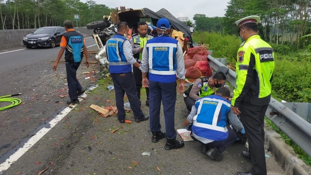 Truk pengangkut cabai tabrak truk di Tol Salatiga. Foto: Dok. Istimewa