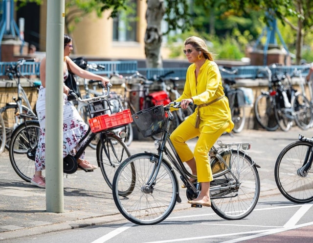 Penampilan Ratu Belanda Maxima saat Menaiki Sepeda Foto: Instagram @koninklijkhuis