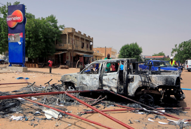 Sebuah mobil milik Perusahaan Listrik Nasional Senegal (Senelec) dibakar sekelompok pemuda di Touba, Senegal, Rabu (3/6). Foto: REUTERS/Zohra Bensemra