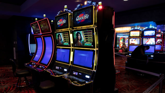 Sejumlah pekerja membersihkan kasino The D Hotel sebelum dibuka kembali di Las Vegas, Nevada, Amerika Serikat, Rabu (3/6). Foto: Reuters/Steve Marcus